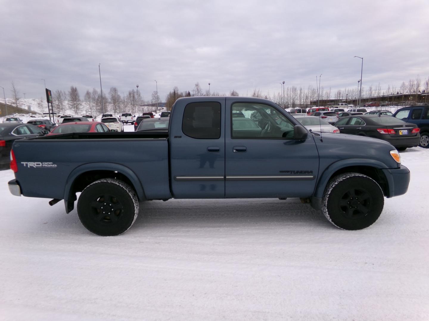 2005 Blue Toyota Tundra SR5 Access Cab 4WD (5TBBT44105S) with an 4.7L V8 DOHC 32V engine, 5-Speed Automatic Overdrive transmission, located at 2630 Philips Field Rd., Fairbanks, AK, 99709, (907) 458-0593, 64.848068, -147.780609 - Photo#2